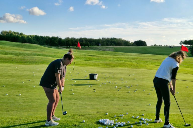 begynderhold 2026 Så er vi i fuld gang, md at uddanne nye golfspillere